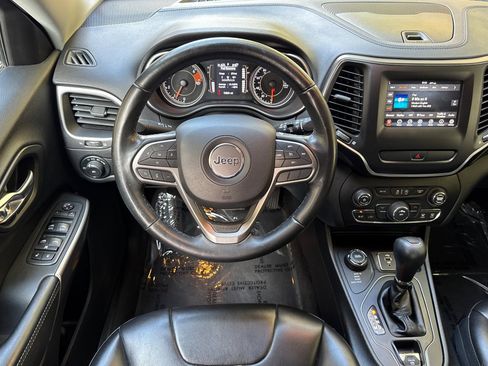 Used 2019 Jeep Cherokee Latitude Plus AWD/4WD image 29