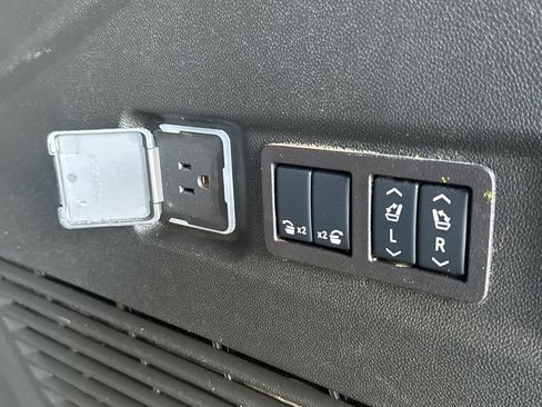 Used 2025 Chevrolet Suburban High Country AWD/4WD image 22