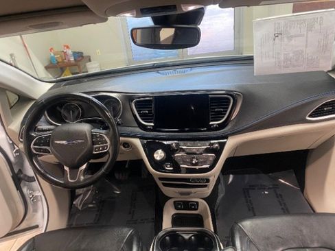 Used 2021 Chrysler Pacifica Touring-L FWD image 14
