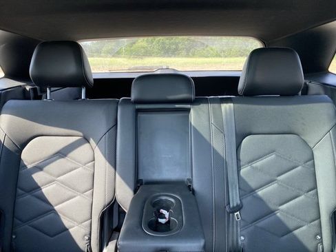 Used 2024 Volkswagen Atlas Cross Sport SE w/ Panoramic Sunroof Package FWD image 33