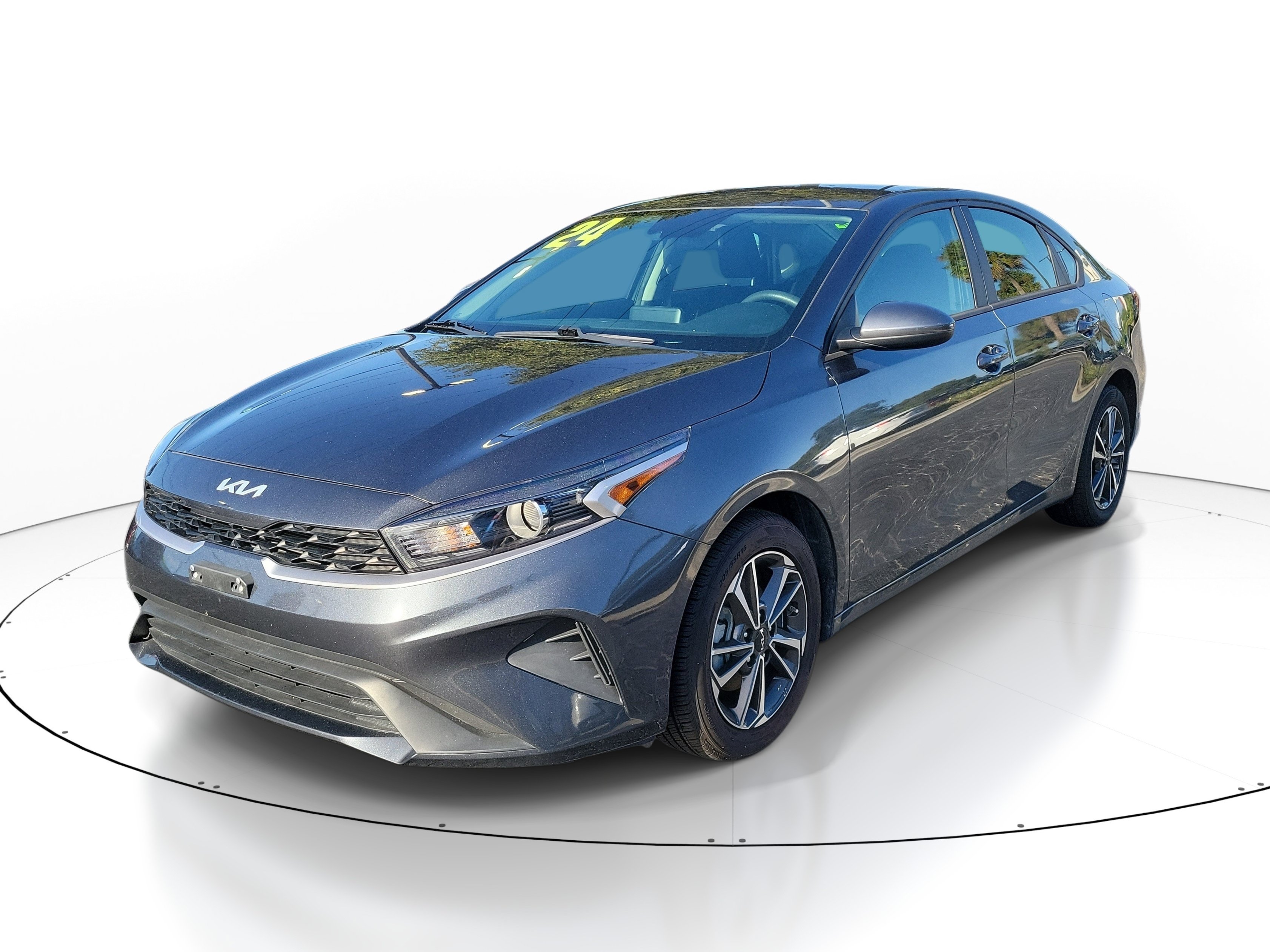 Used 2024 Kia Forte LXS FWD image 3