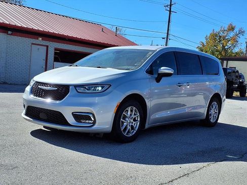 Used 2023 Chrysler Pacifica Touring image 25