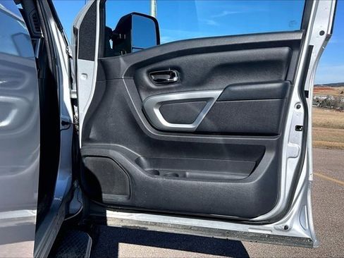 Used 2017 Nissan Titan SV image 29