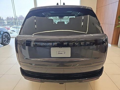 Used 2025 Land Rover Range Rover SE image 4