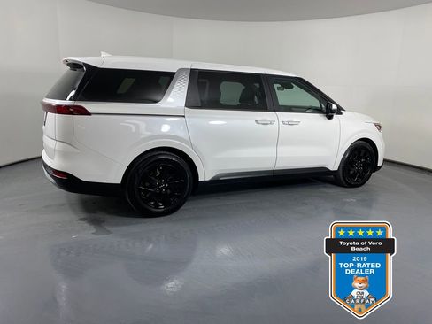 Certified 2022 Kia Carnival LX image 6