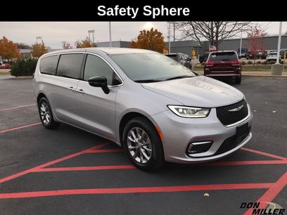 New 2026 Chrysler Pacifica Select