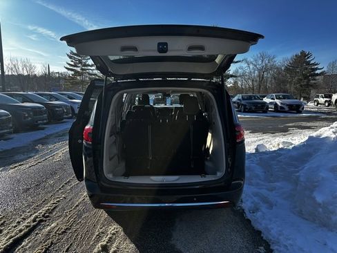 Used 2023 Chrysler Pacifica Touring-L image 11