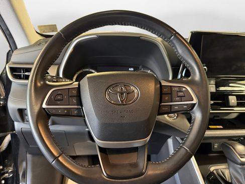 Used 2023 Toyota Highlander XLE AWD/4WD image 13