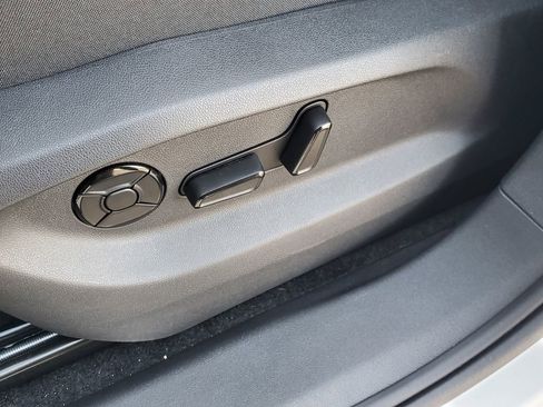 New 2026 Volkswagen Tiguan SE FWD image 17