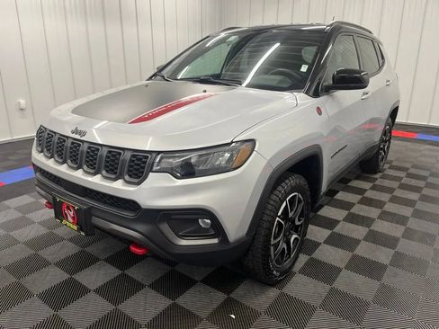 Used 2025 Jeep Compass Trailhawk AWD/4WD image 8