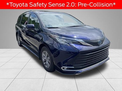 Used 2022 Toyota Sienna XLE AWD/4WD image 3