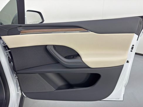 Used 2023 Tesla Model X image 46