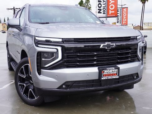 Used 2025 Chevrolet Suburban RST image 2