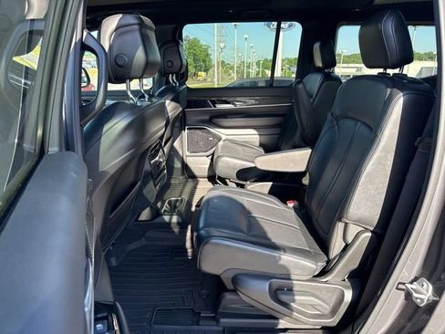 Used 2022 Jeep Wagoneer Series III w/ Premium Group I image 18