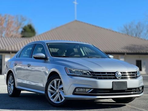 Used 2018 Volkswagen Passat 2.0T SE FWD image 3