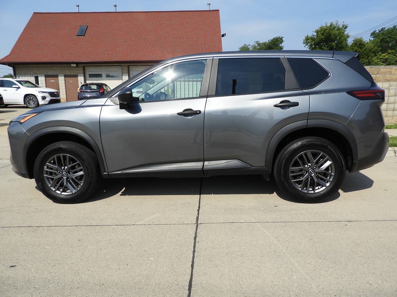 Used 2023 Nissan Rogue S AWD/4WD image 6