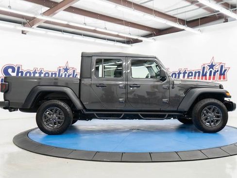 Used 2020 Jeep Gladiator Sport image 7