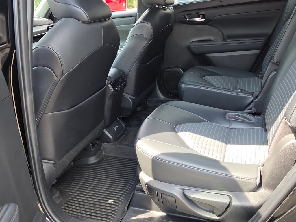 Used 2022 Toyota Highlander XSE FWD image 6