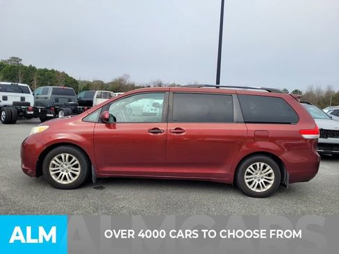 Used 2014 Toyota Sienna XLE image 3