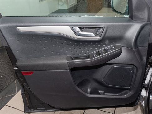 Used 2020 Ford Escape SE image 11