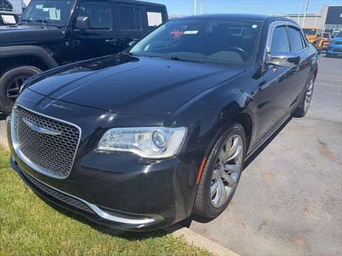 Used 2018 Chrysler 300 Touring w/ Chrome Appearance Package RWD image 2