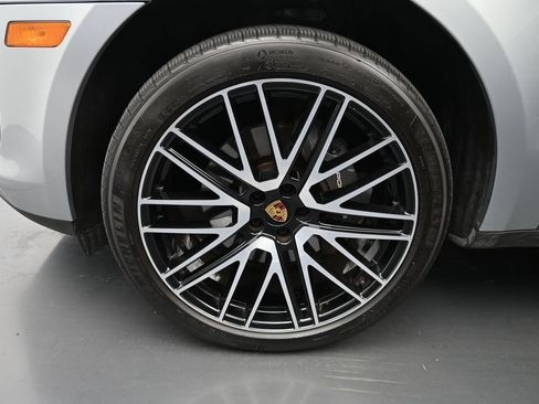 Certified 2025 Porsche Macan AWD/4WD image 9
