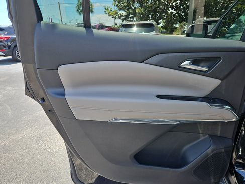 Used 2025 Chevrolet Traverse LT FWD image 14