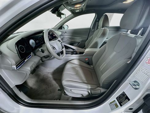 Used 2025 Hyundai Elantra SEL FWD image 13