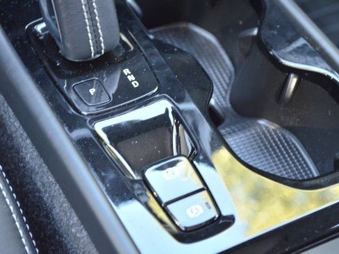 Used 2022 Volvo XC40 T5 R-Design w/ Climate Package image 28