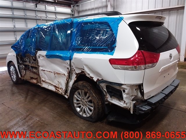 Used 2012 Toyota Sienna XLE w/ Entertainment Pkg FWD image 2
