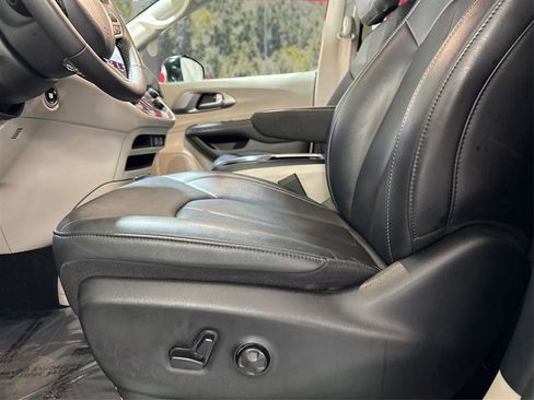 Used 2024 Chrysler Pacifica Touring-L image 17