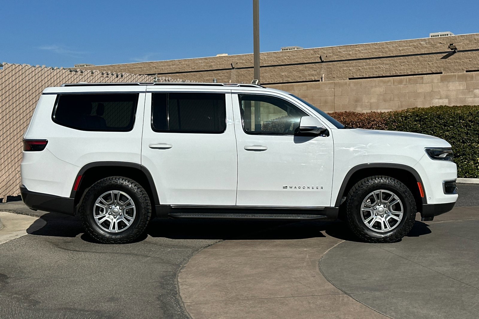 Used 2022 Jeep Wagoneer Series I AWD/4WD image 3