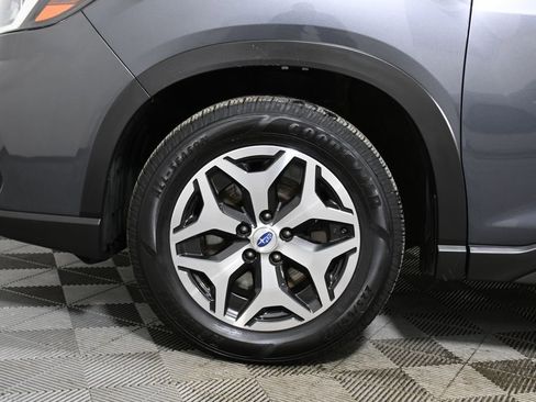 Used 2020 Subaru Forester Premium image 11