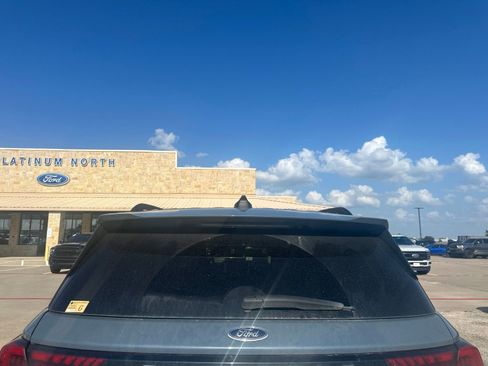 Used 2025 Ford Explorer Active RWD image 4