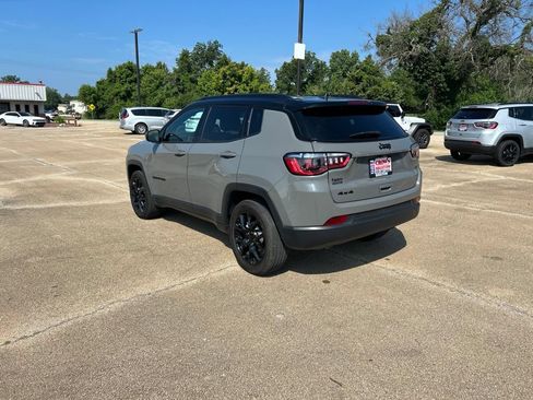 Used 2023 Jeep Compass Latitude AWD/4WD image 3
