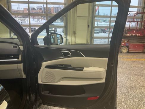 Used 2024 Kia Carnival LX image 16