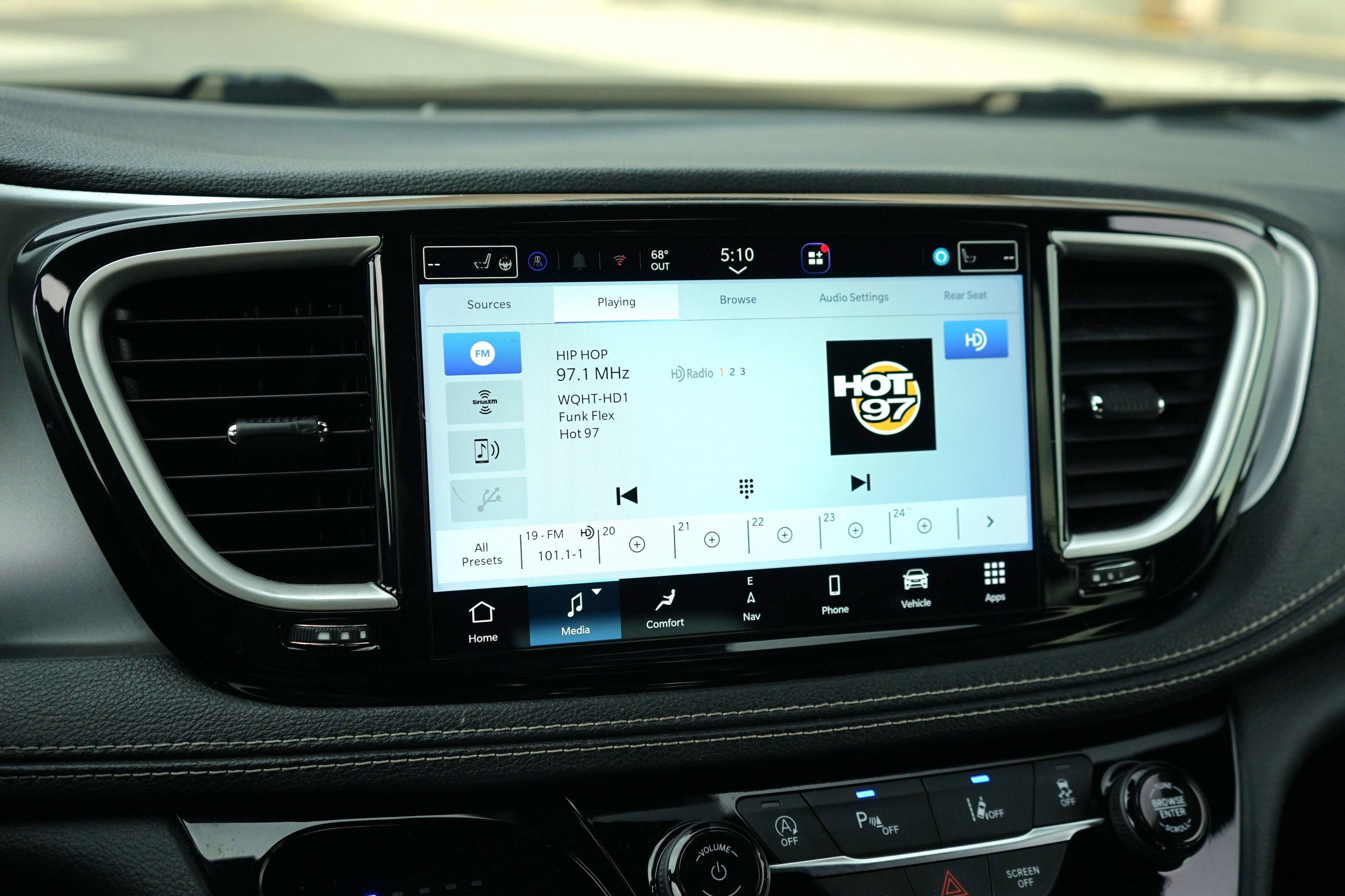 Used 2021 Chrysler Pacifica Touring-L w/ Uconnect Theater Family Group FWD image 22
