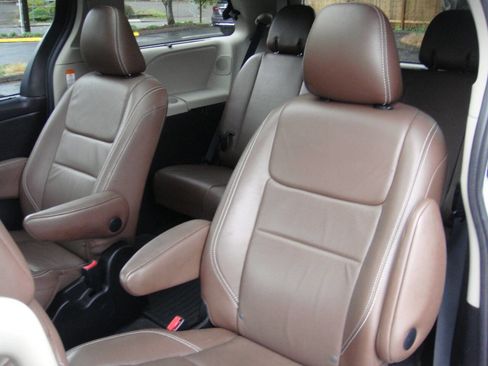 Used 2016 Toyota Sienna Limited Premium w/ Outdoor Package AWD/4WD image 14