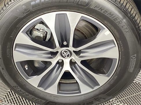 Used 2023 Toyota Highlander XLE image 29