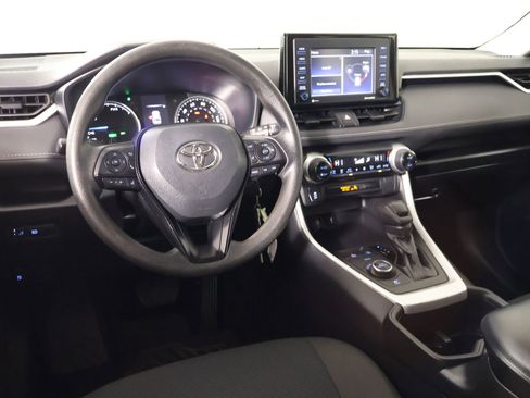 Used 2022 Toyota RAV4 LE image 2