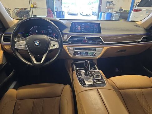 Used 2022 BMW 740i w/ Premium Package RWD image 4