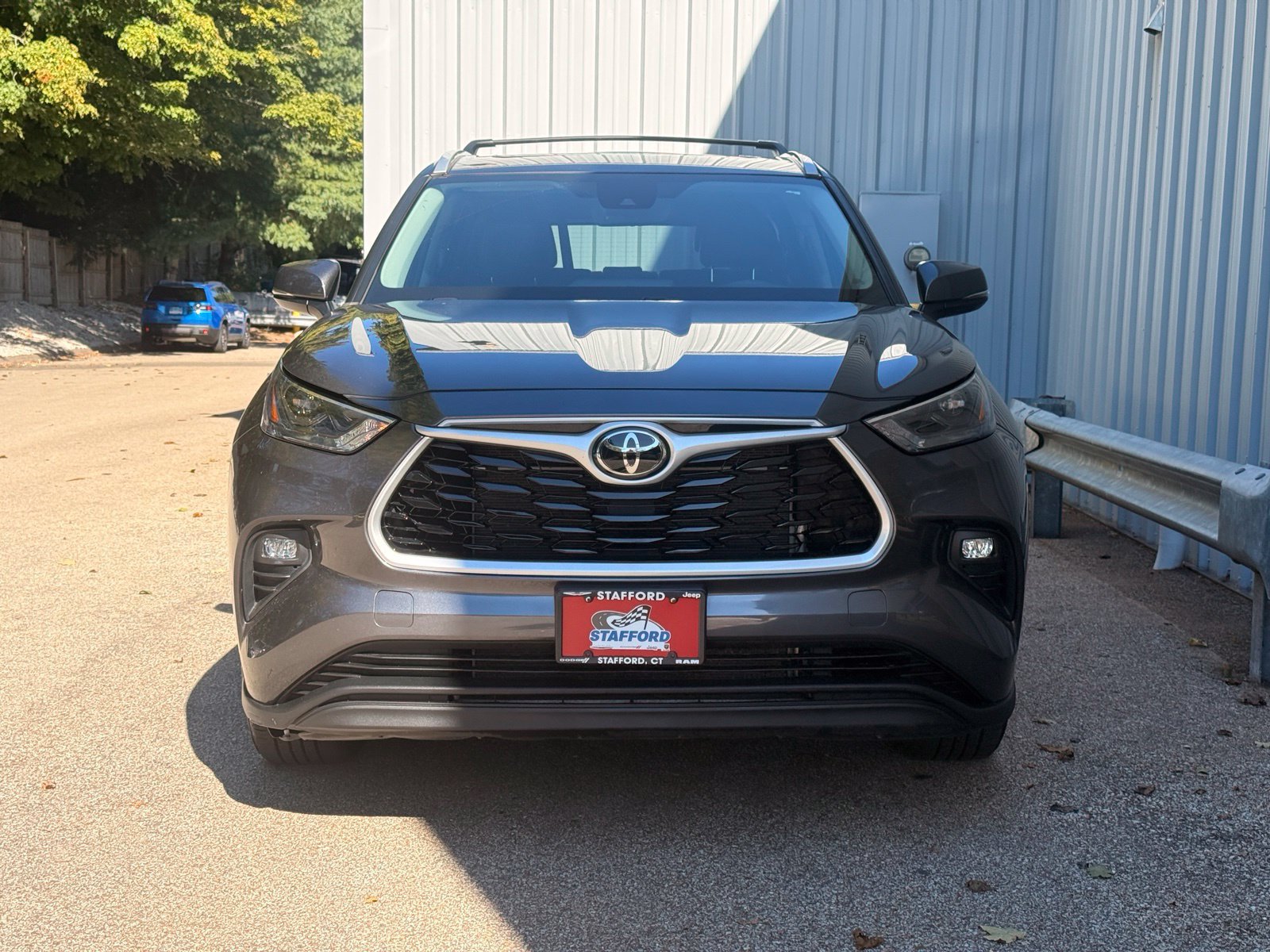 Used 2022 Toyota Highlander XLE AWD/4WD image 2