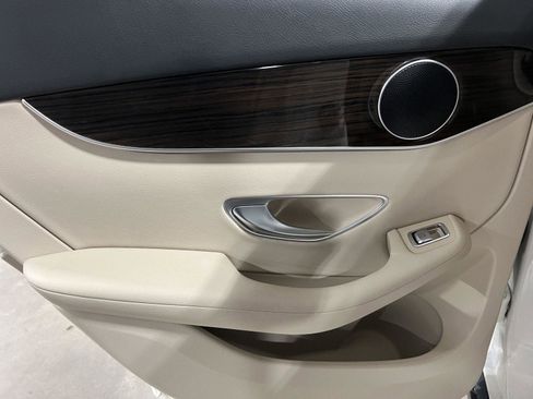 Used 2021 Mercedes-Benz GLC 300 image 11