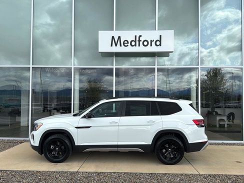 New 2025 Volkswagen Atlas Peak Edition SE image 7