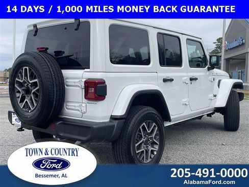 Used 2025 Jeep Wrangler Sahara image 3