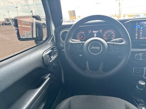 Used 2025 Jeep Gladiator Sport AWD/4WD image 13