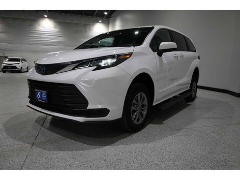 New 2025 Toyota Sienna LE image 10