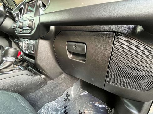 Used 2018 Jeep Wrangler Unlimited Sahara AWD/4WD image 31