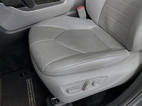 Used 2021 Toyota Highlander XLE image 23