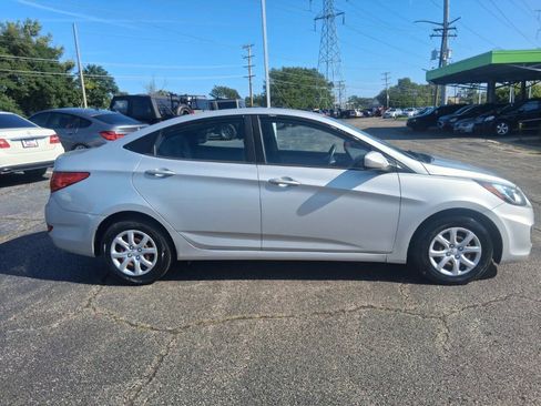 Used 2013 Hyundai Accent GLS FWD image 2